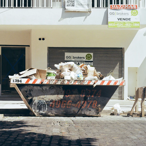 Sperrmüll-Container vor einem Wohnhaus