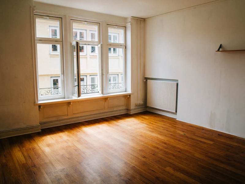 Umzugskartons vor einem Fenster – leer und sauber (nachher, Symbolbild)